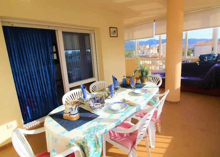 Apartamento Soleado Con Terraza, A/A Y Garaje En Roses, Cerca De Playa Y Parque Natural - Es-258-63