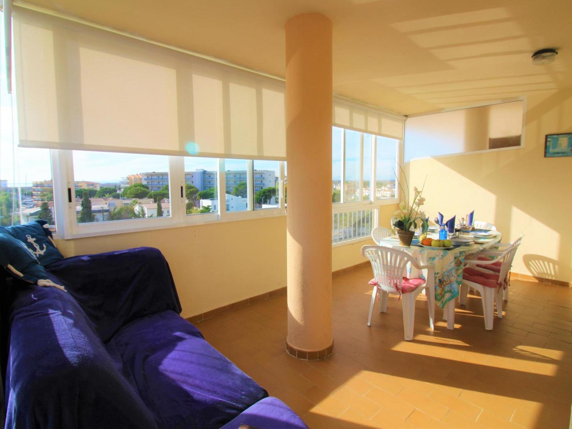 Apartamento Soleado Con Terraza, A/a Y Garaje En Roses, Cerca De Playa Y Parque Natural - Es-258-63 *