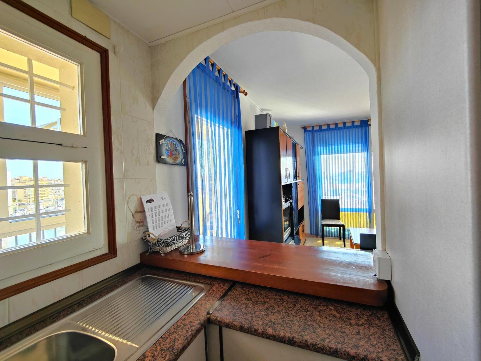 Soleado Con Terraza, A/a Y Garaje En Roses, Cerca De Playa Y Parque Natural - Es-258-63 Apartamento