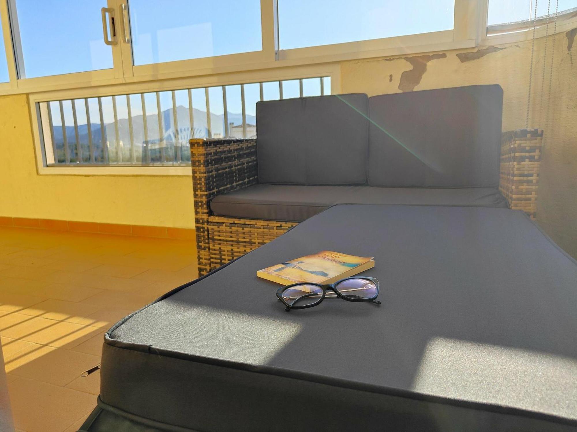 Apartamento Soleado Con Terraza, A/a Y Garaje En Roses, Cerca De Playa Y Parque Natural - Es-258-63 *