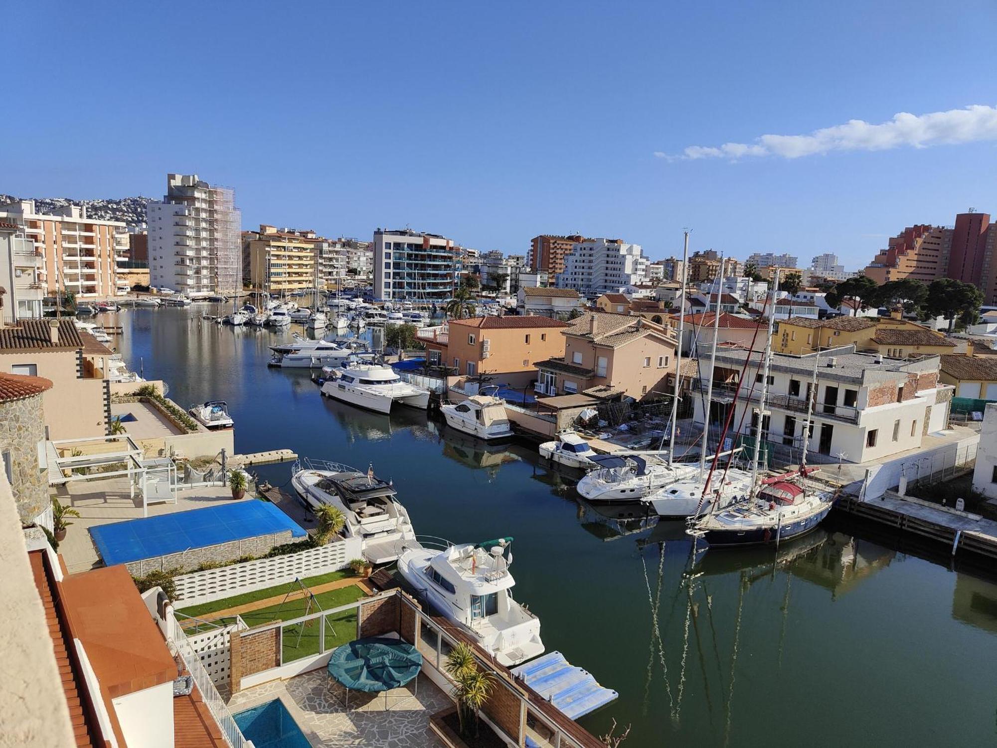 Soleado Con Terraza, A/a Y Garaje En Roses, Cerca De Playa Y Parque Natural - Es-258-63 * Rosas