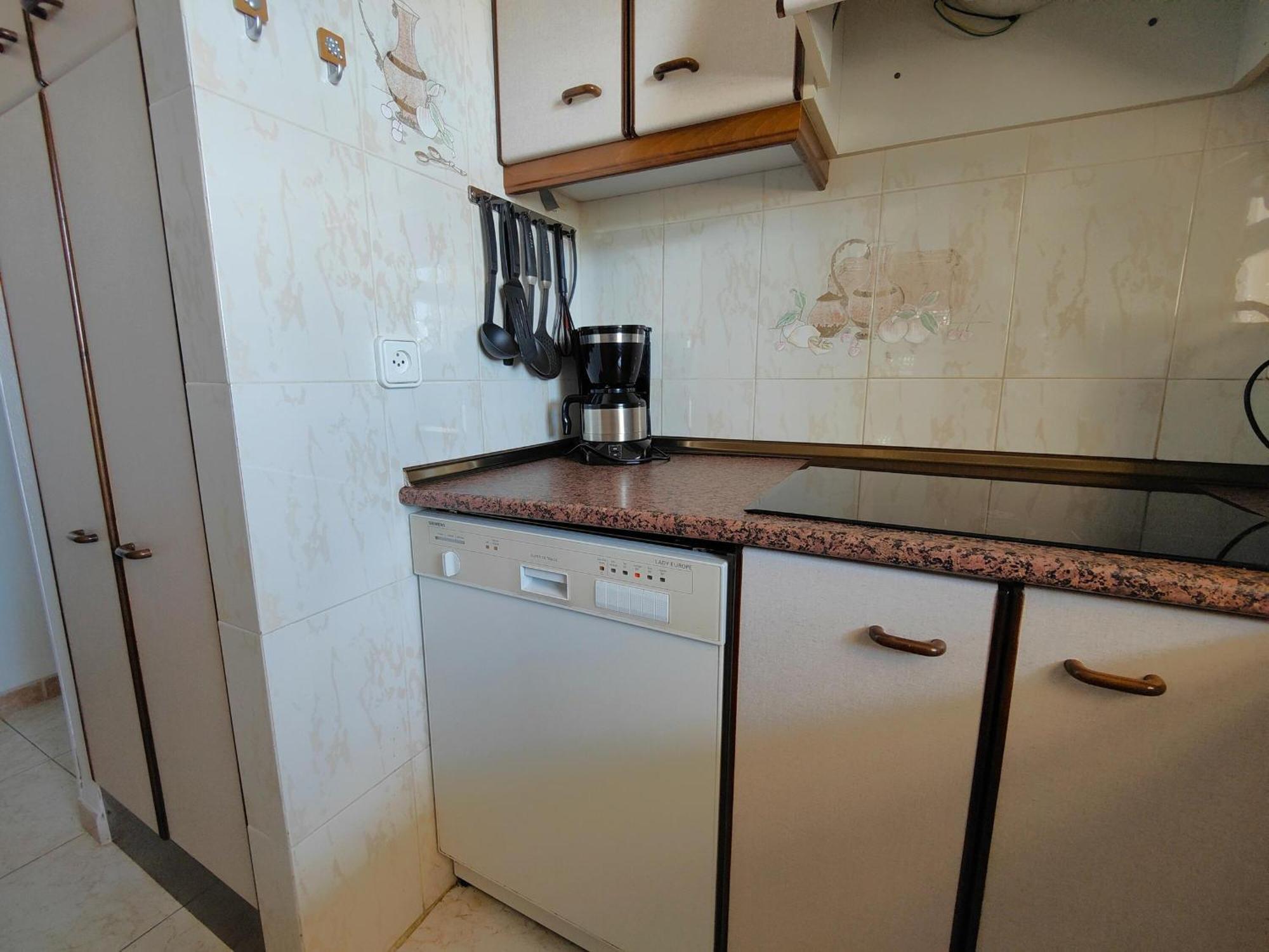 Apartamento Soleado Con Terraza, A/a Y Garaje En Roses, Cerca De Playa Y Parque Natural - Es-258-63