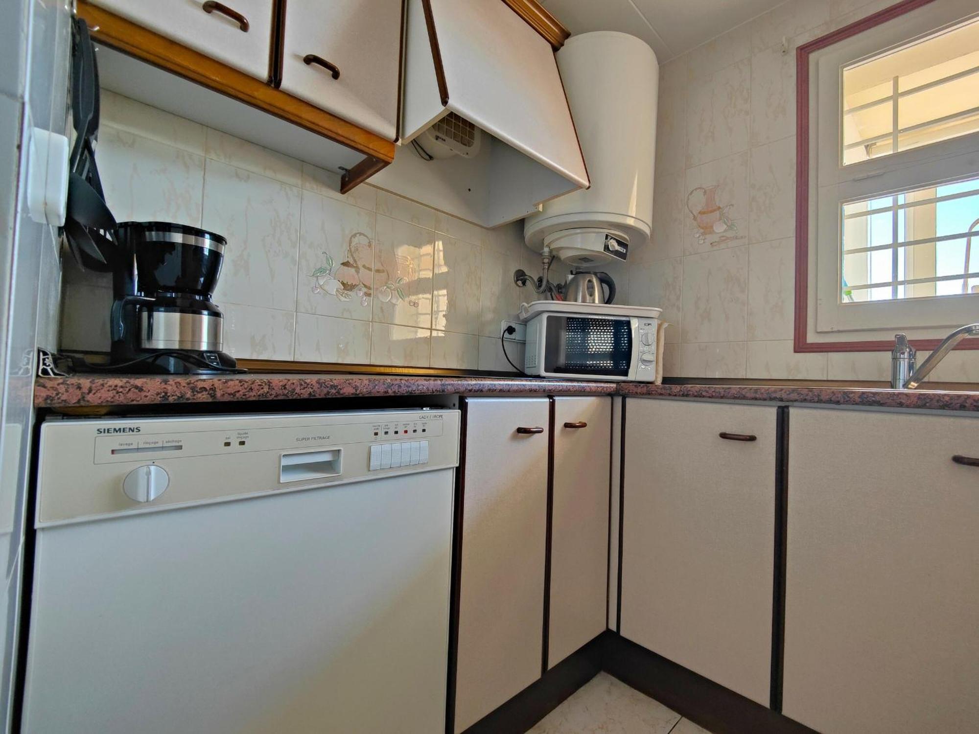 Apartamento Soleado Con Terraza, A/a Y Garaje En Roses, Cerca De Playa Y Parque Natural - Es-258-63 *